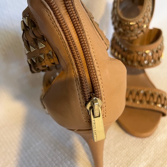 VINCE CAMUTO SEXY STUD SANDAL SIZE 9 - Picture 9 of 9